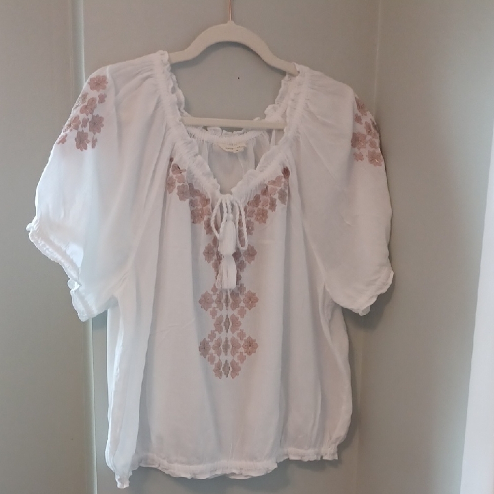 Lucky Brand sz XL, pure White Peasant Blouse with Blush Embroidery. Cotton Blend